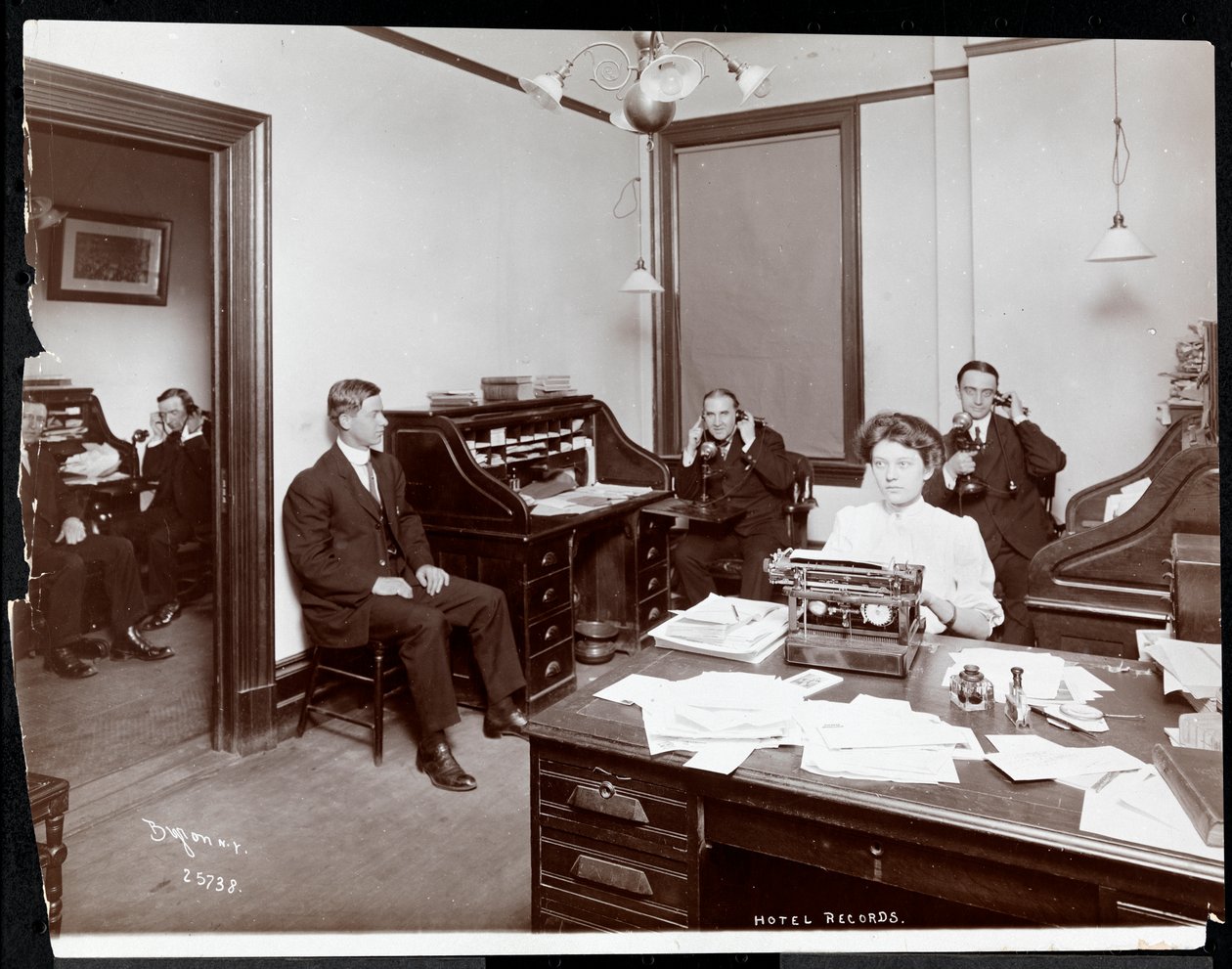 Hotel Records Office, New York, 1908 (hopeagelatiiniprintti) tekijältä Byron Company