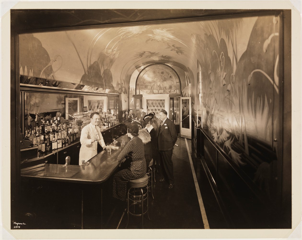 Hotel Woodward, sisustus, baari, ihmisten kanssa, 1937 (gelatiinihopeaprintti) tekijältä Byron Company
