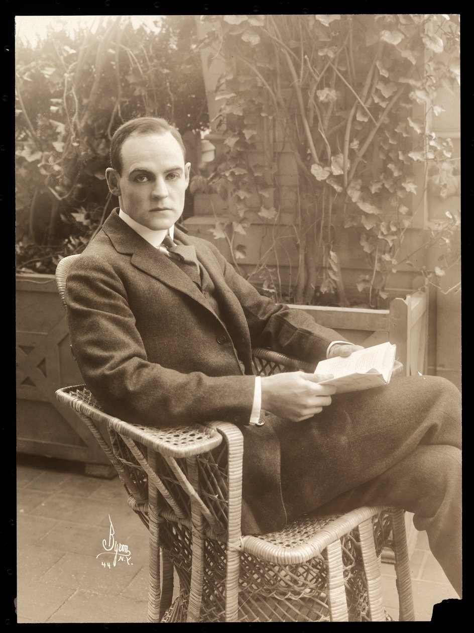 Howard Estabrook puutarhassa, 1915-1916 (hopeagelatiiniprintti) tekijältä Byron Company