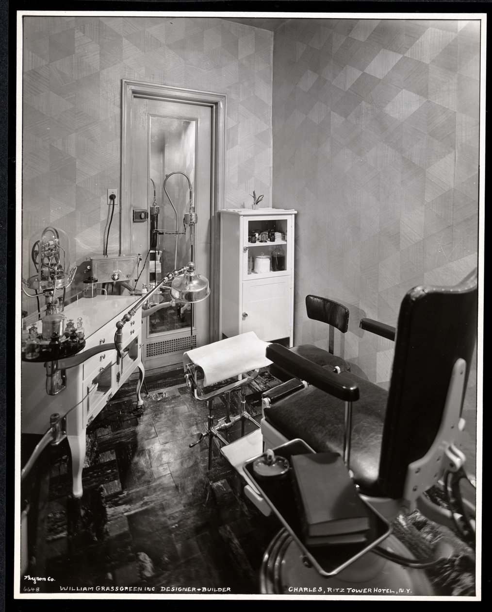 Sisäkuva Charles of the Ritzin kauneushoitolan kiropodistihuoneesta Ritz Tower -hotellissa, Park Avenuella ja 57th St, New York, 1932 (hopeagelatiiniprintti) tekijältä Byron Company
