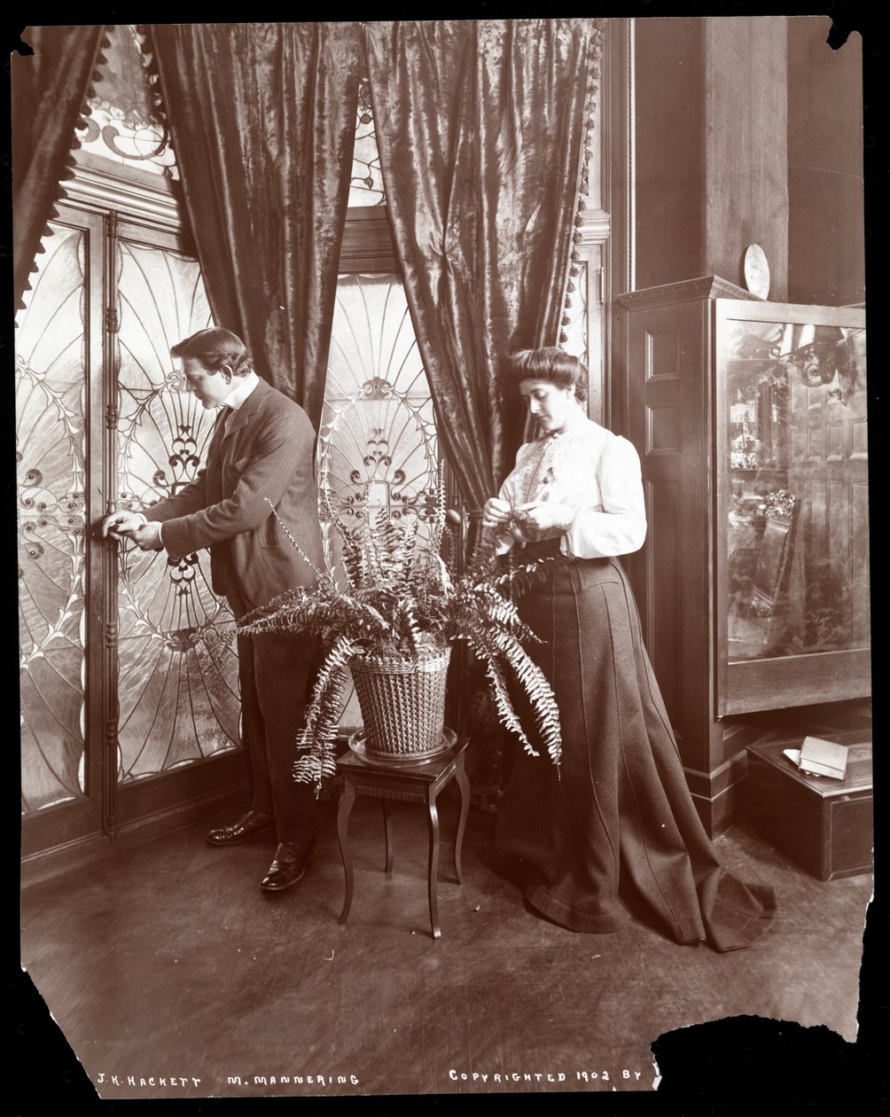 James K. Hackett ja vaimo (Mary Mannering) kotona, n. 1902 (hopeagelatiiniprintti) tekijältä Byron Company