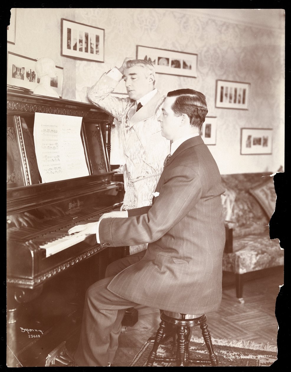 Kyrle Bellew ja ystävä pianon ääressä Bellew