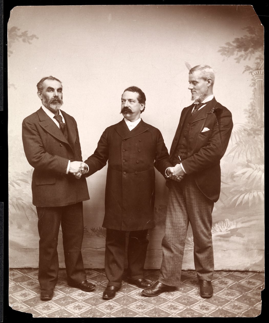Työväen johtajat Samuel Gompers, John Burns ja Holmes, 1893-1894 (hopeagelatiiniprintti) tekijältä Byron Company