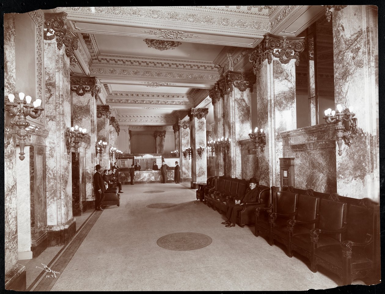 Hoffman House -hotellin aula ja rekisteröintipöytä, 1907 (hopeagelatiiniprintti) tekijältä Byron Company