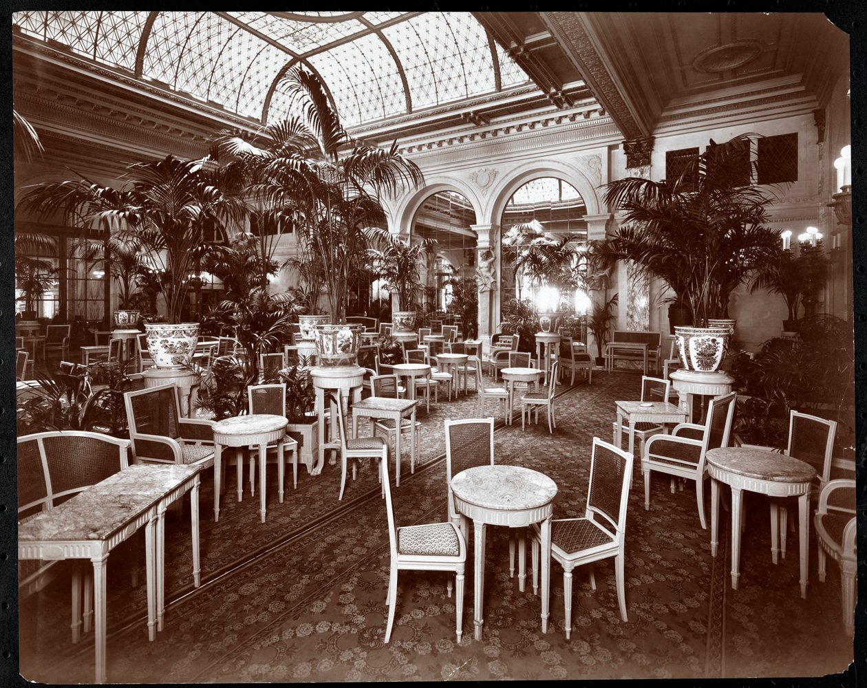 Lounge Plaza-hotellissa, n. 1907 (hopeagelatiiniprintti) tekijältä Byron Company