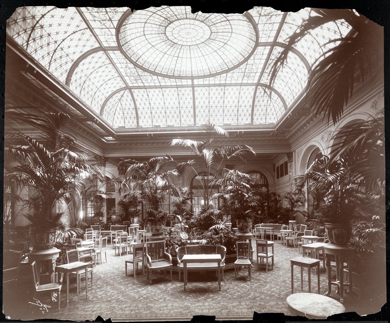 Lounge Plaza-hotellissa, n. 1907 (hopeagelatiiniprintti) tekijältä Byron Company