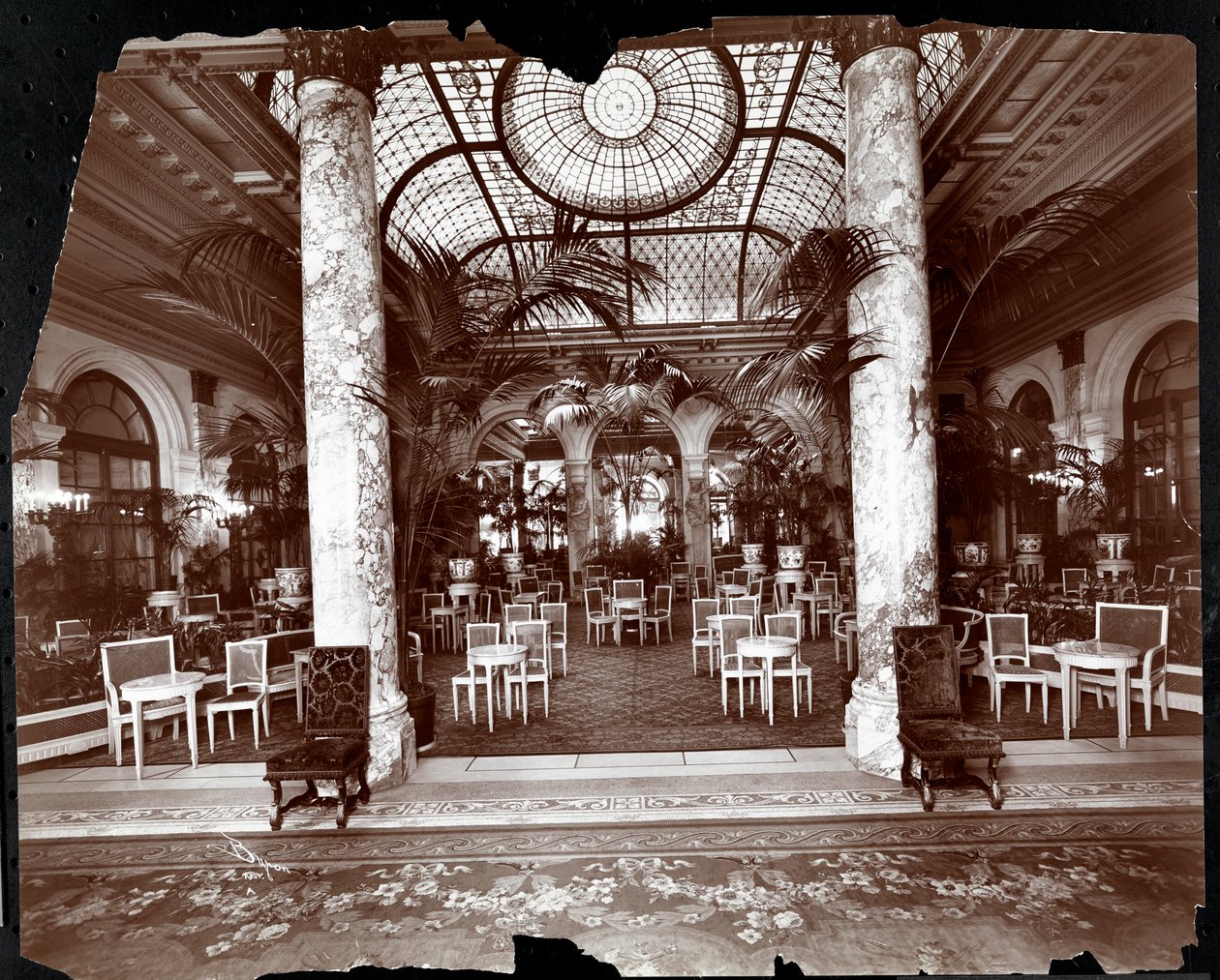 Lounge Plaza-hotellissa, n. 1907 (hopeagelatiiniprintti) tekijältä Byron Company