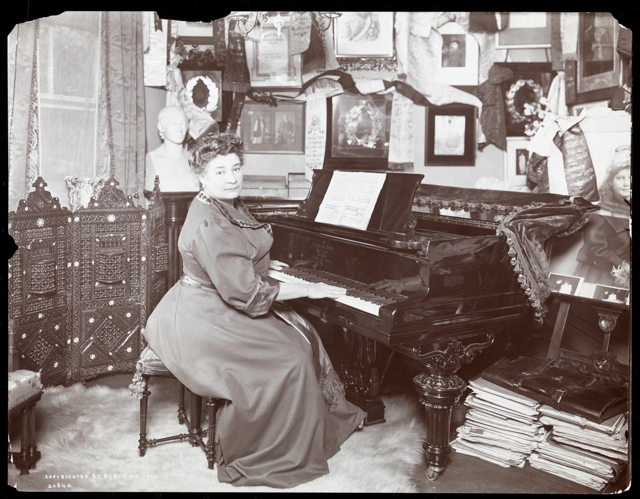 Madame Schumann Heink istuu pianon ääressä, 1906 (hopeagelatiinivedos). tekijältä Byron Company
