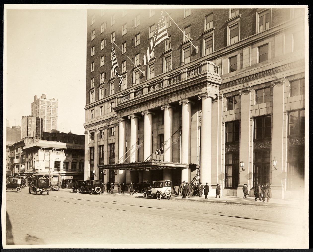 Hotel Pennsylvanian pääsisäänkäynti, 7th Avenue ja 32nd Street, New York, 1919 (hopeagelatiinivedos). tekijältä Byron Company
