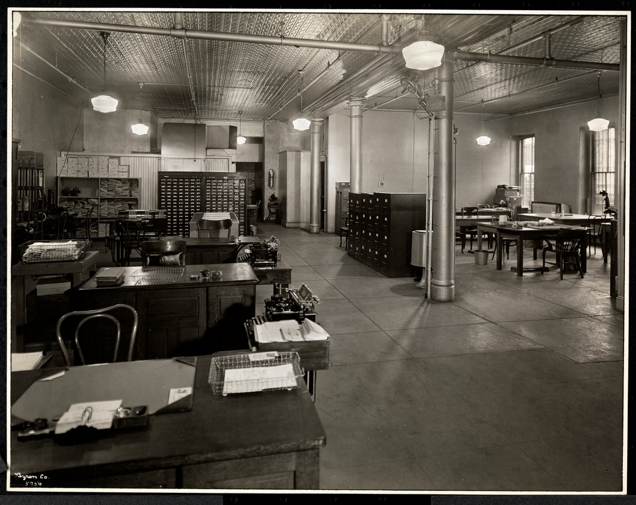 Carolyn Laundryn pääkonttori osoitteessa 111 East 129th Street, East Harlem, New York, 1929 (hopeagelatiiniprintti) tekijältä Byron Company