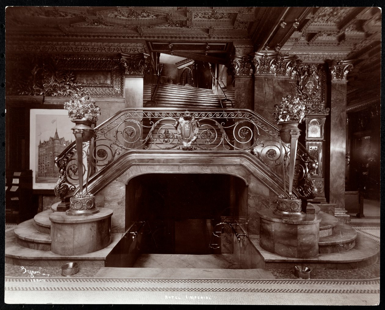Pääportaikko Hotel Imperialin aulassa, 1904 (hopea gelatiiniprintti) tekijältä Byron Company