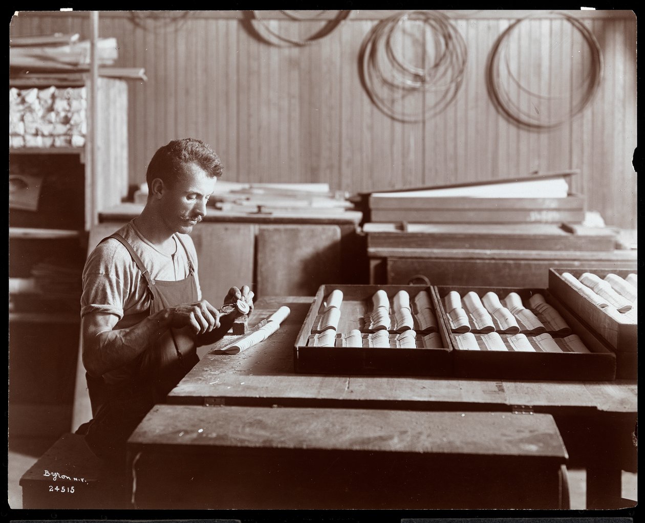 Mies työskentelee Hardman, Peck und Co:n pianotehtaalla, New York, 1907 (hopeagelatiiniprintti) tekijältä Byron Company