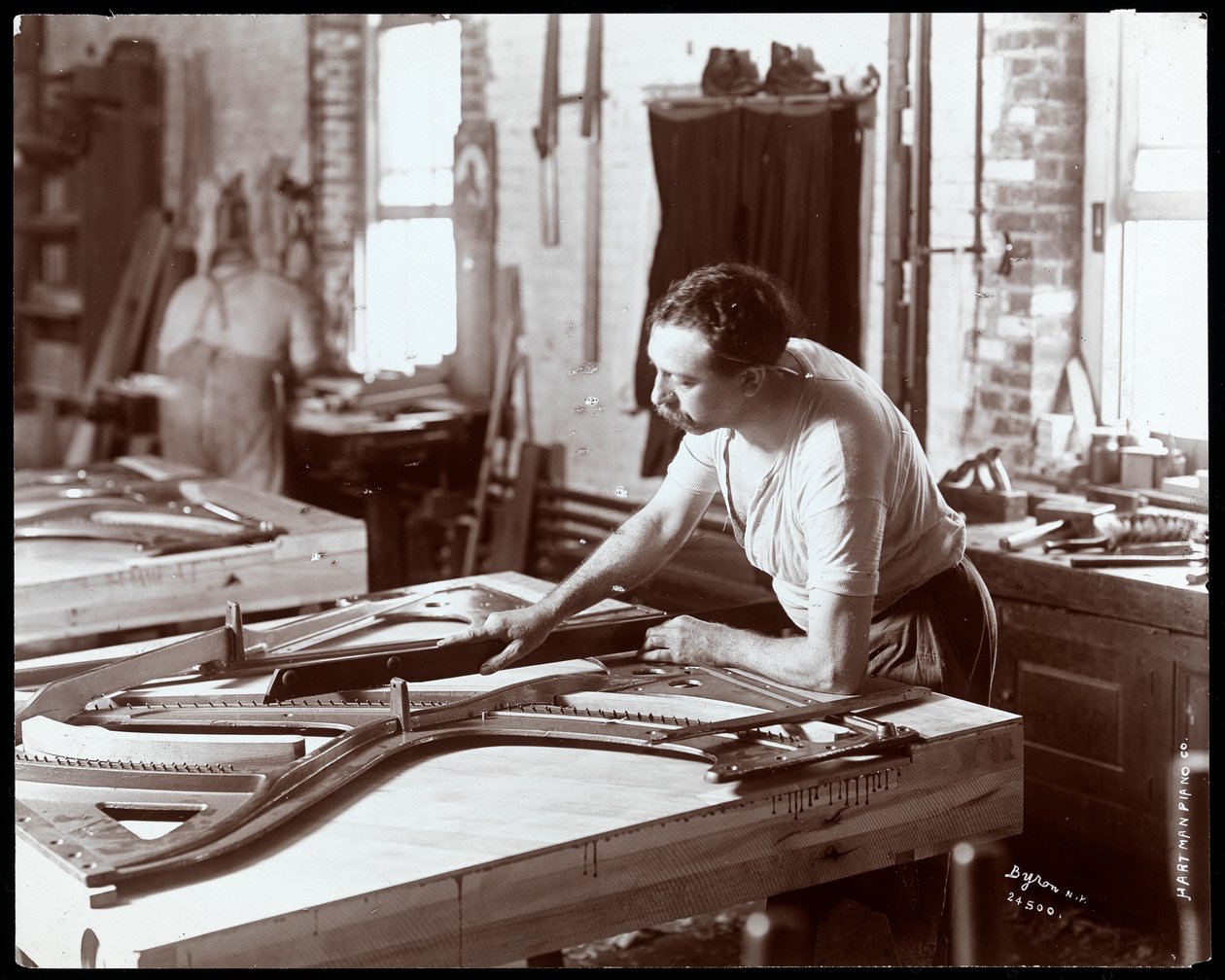 Mies työskentelee Hardman, Peck und Co:n pianotehtaalla, New York, 1907 (hopeagelatiiniprintti) tekijältä Byron Company