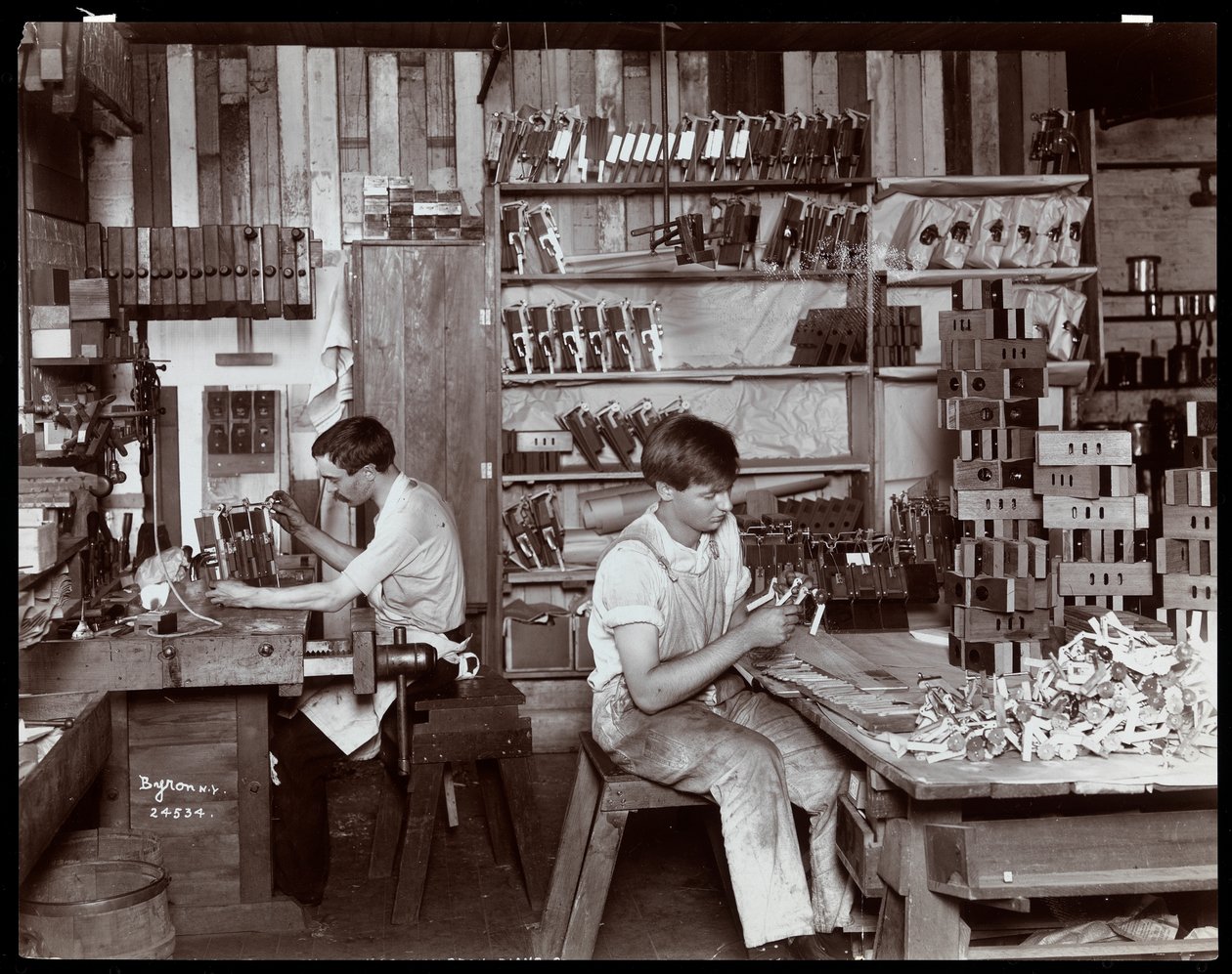 Miehet työskentelevät Hardman, Peck und Co:n pianotehtaassa, New York, 1907 (hopeagelatiiniprintti) tekijältä Byron Company