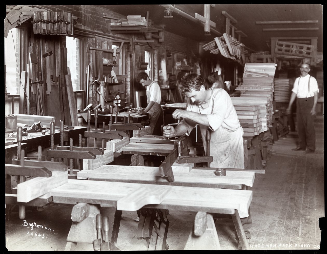 Miehet työskentelevät Hardman, Peck und Co:n pianotehtaassa, New York, 1907 (hopeagelatiiniprintti) tekijältä Byron Company