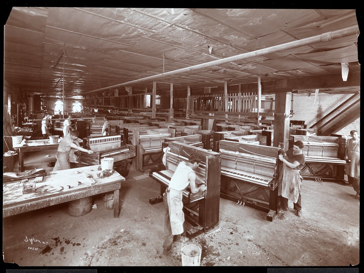 Miehet työskentelevät Harrington Piano Co.:n tehtaalla, 1907 (hopeagelatiiniprintti) tekijältä Byron Company