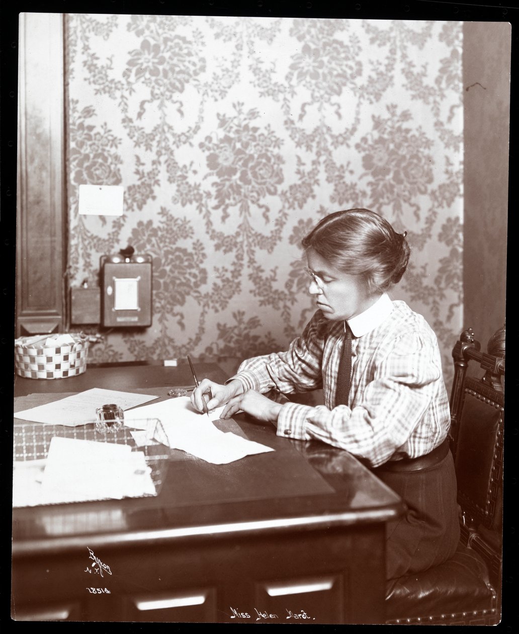 Neiti Helen Marot, 1904 (hopeagelatiiniprintti) tekijältä Byron Company