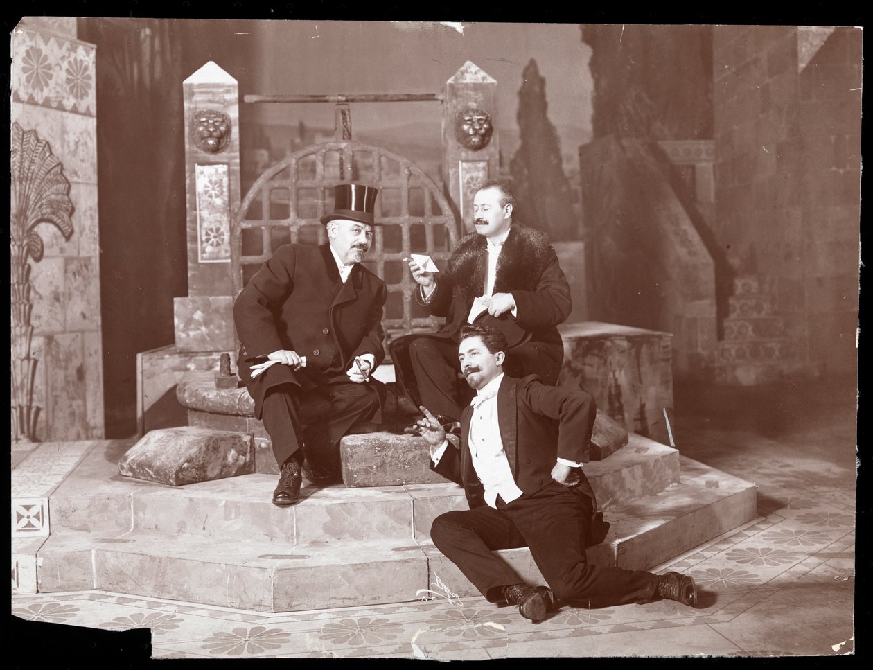 Oscar Hammerstein ja kaksi muuta Manhattanin oopperatalossa, n. 1905 (hopeagelatiiniprintti) tekijältä Byron Company
