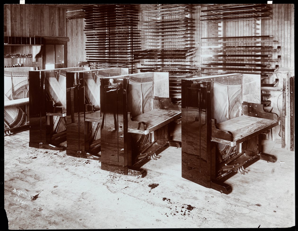 Pianot rakenteilla Hardman, Peck und Co.:n tehtaalla, New Yorkissa, 1907 (hopeagelatiiniprintti) tekijältä Byron Company
