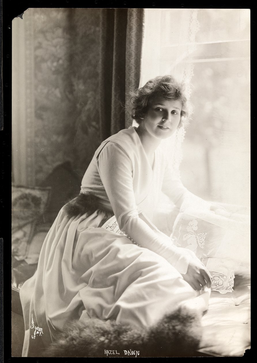 Hazel Dawnin muotokuva. noin 1915 (hopeagelatiiniprintti) tekijältä Byron Company