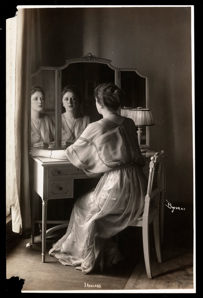 Muotokuva Jobyna Howlandista istumassa peilipöytänsä ääressä, 1908-9 (hopeagelatiiniprintti) tekijältä Byron Company