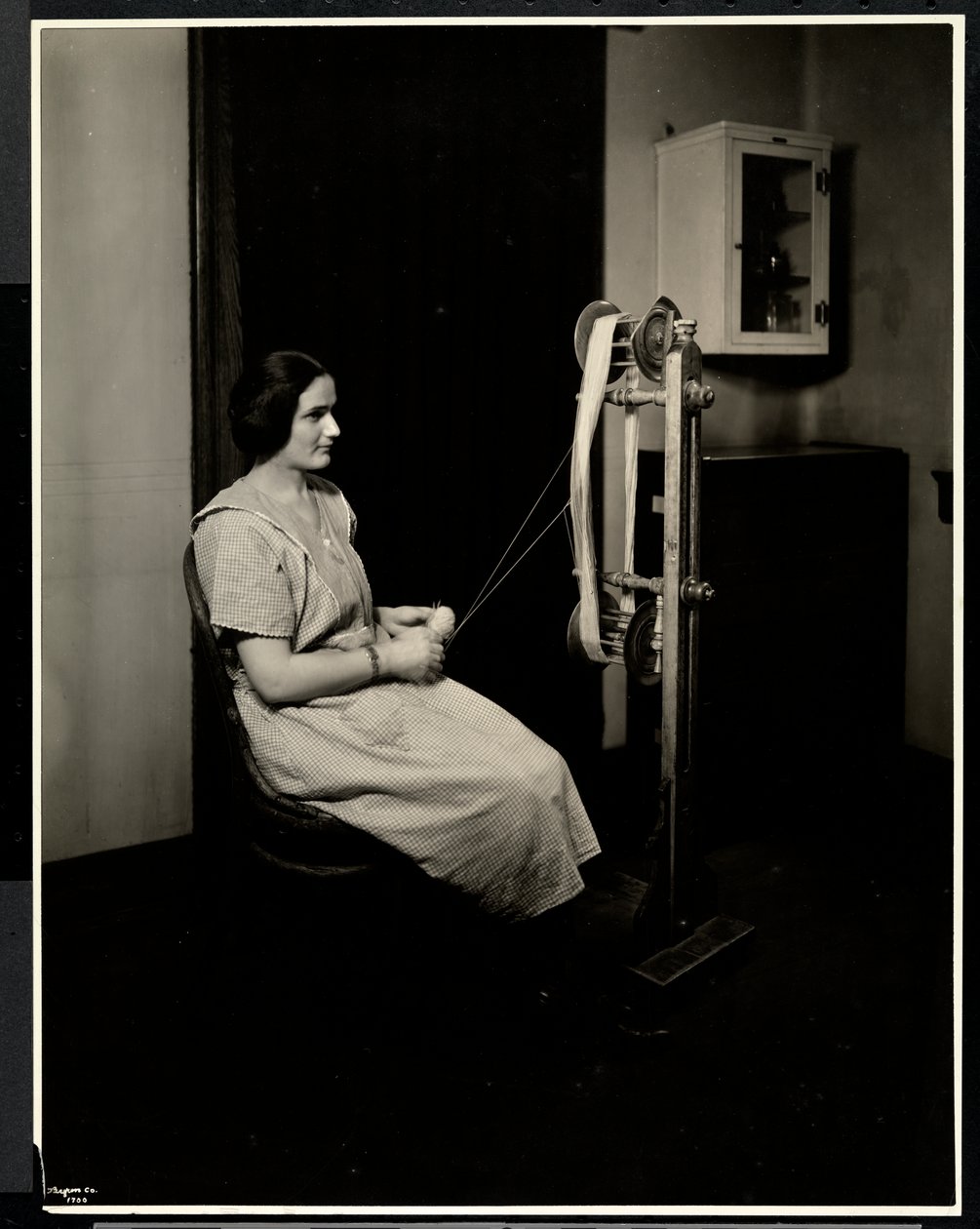 Muotokuva sokeasta, kuurosta ja mykästä nuoresta naisesta, joka kehräsi villaa New York Association for the Blindissa, 111 East 59th St., New York, 1923 (hopeagelatiiniprintti) tekijältä Byron Company