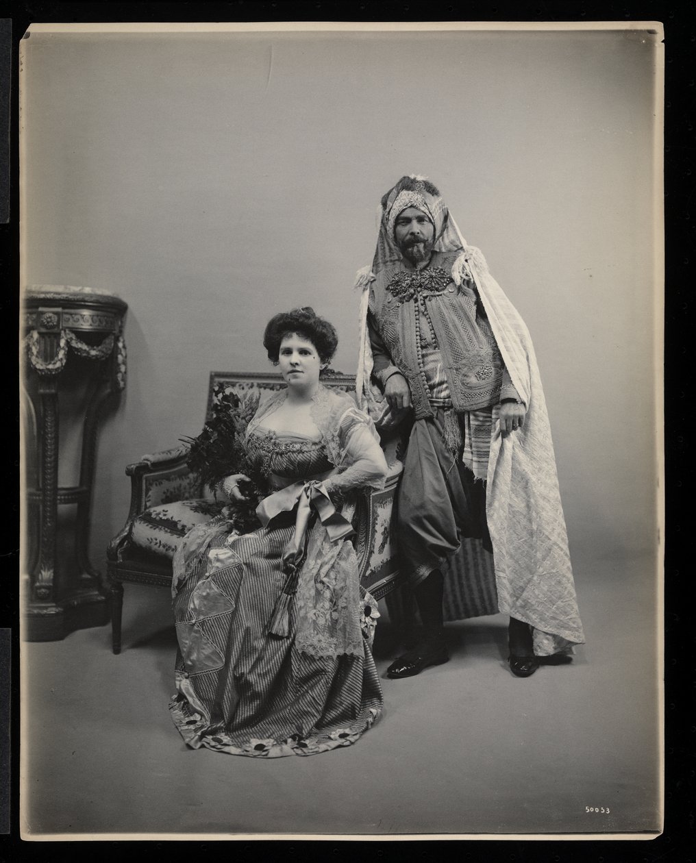 Muotokuva tuntemattomasta miehestä ja naisesta James Hazen Hyde Ballissa New Yorkissa 31. tammikuuta 1905 (hopeagelatiiniprintti) tekijältä Byron Company