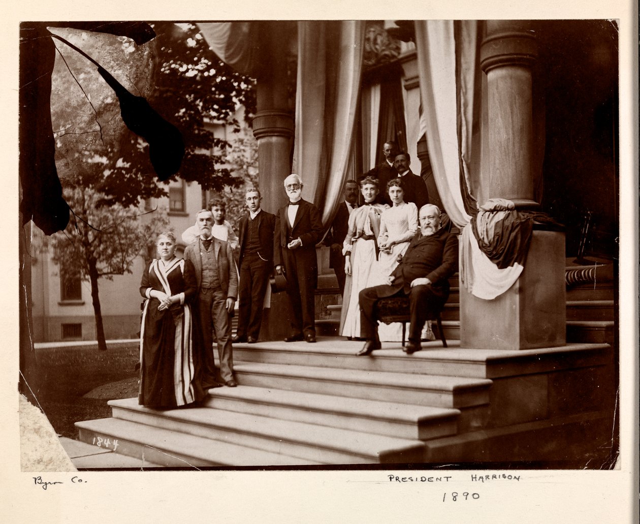 Presidentti Benjamin Harrison ja ryhmä, 1890 (hopeagelatiiniprintti) tekijältä Byron Company
