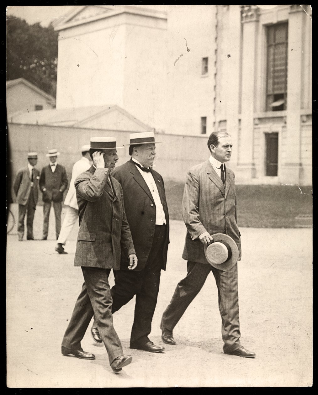 Presidentti William Howard Taft, Yalen yliopiston professori Arthur Twining Hadley ja toinen mies, 1900-20 (hopeagelatiiniprintti) tekijältä Byron Company