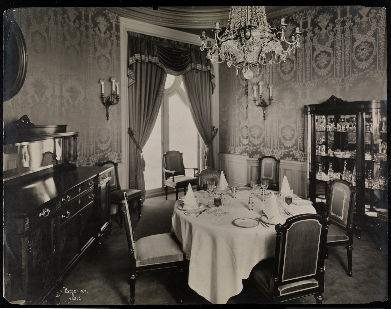 Yksityinen ruokasali Hotel Knickerbockerissa, 1906 (hopeagelatiiniprintti) tekijältä Byron Company