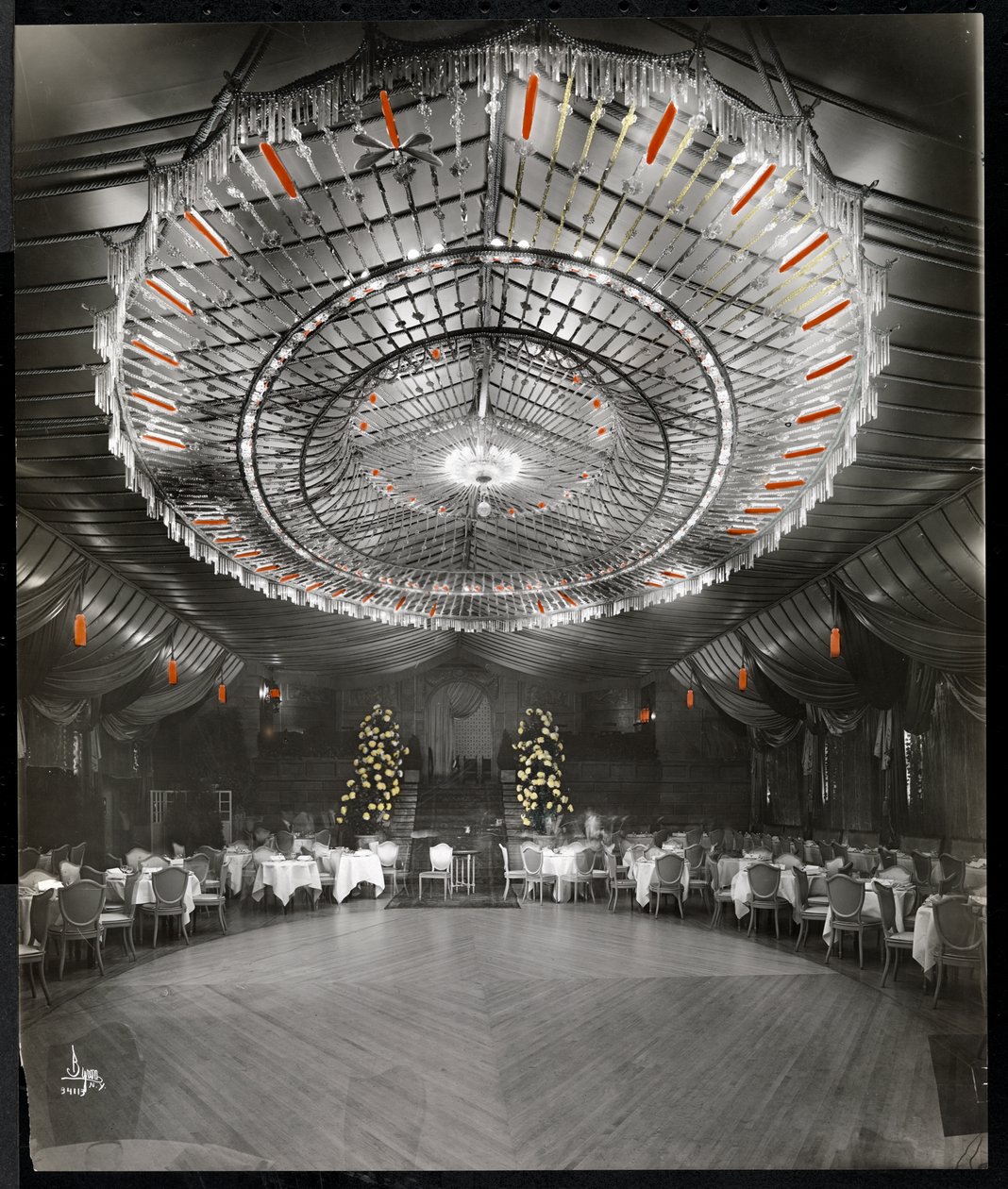 Ritz-Carlton-hotellin vastaanottohuone, 1915 tai 1916 (käsinvärinen hopeagelatiiniprintti) tekijältä Byron Company