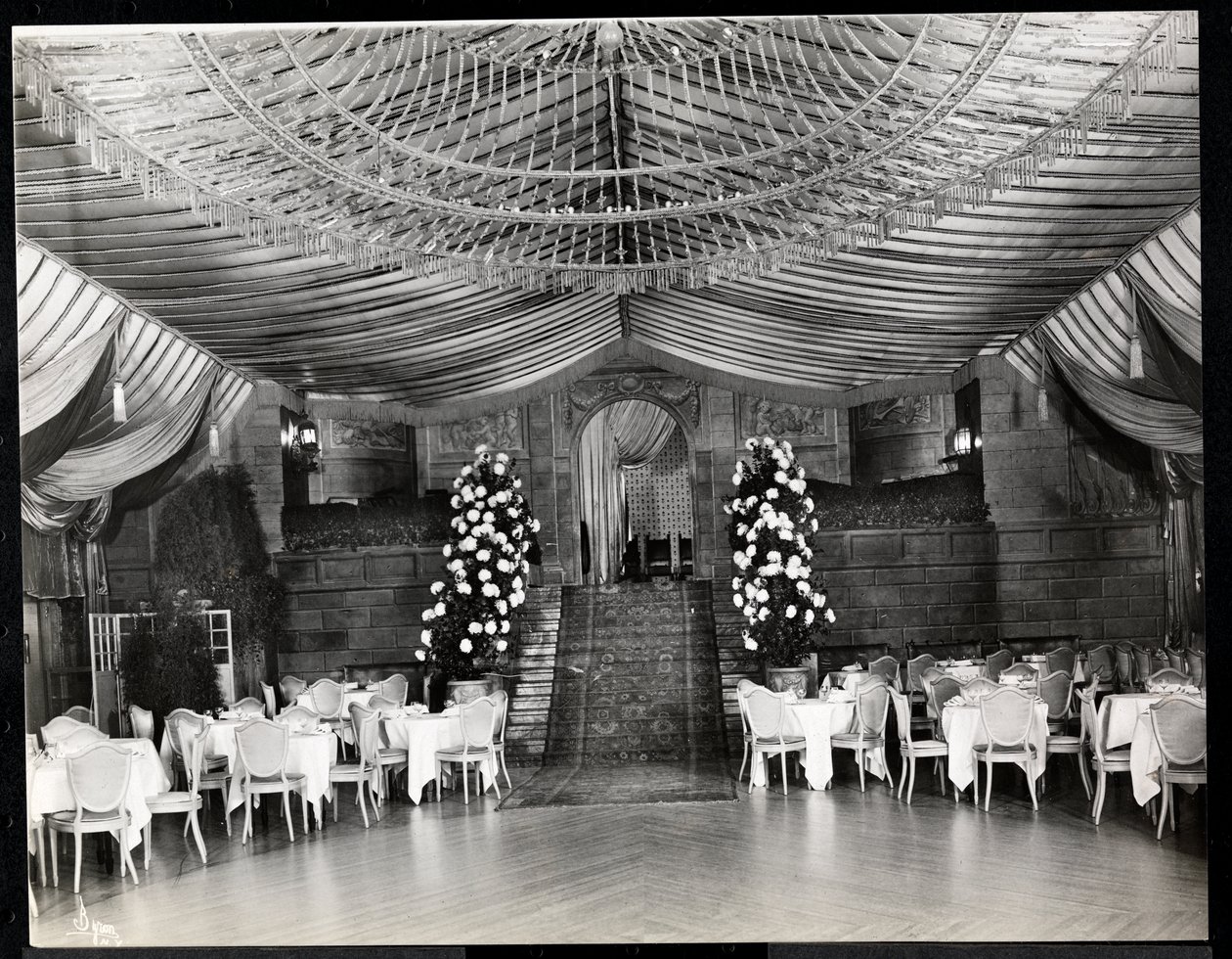 Ritz-Carlton-hotellin vastaanottohuone, 1915 tai 1916 (hopeagelatiiniprintti) tekijältä Byron Company