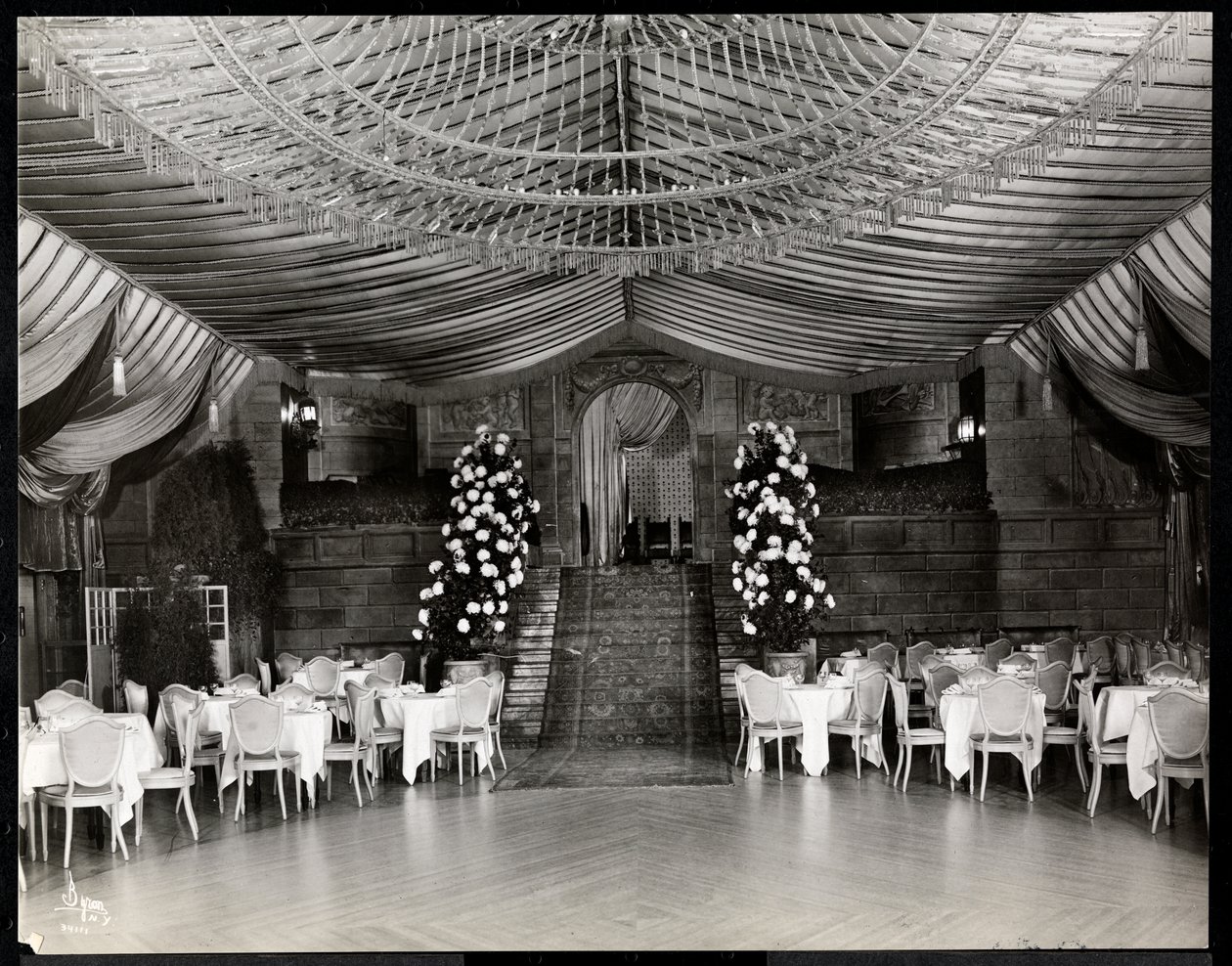 Ritz-Carlton-hotellin vastaanottohuone, 1915 tai 1916 (hopeagelatiinivedos). tekijältä Byron Company