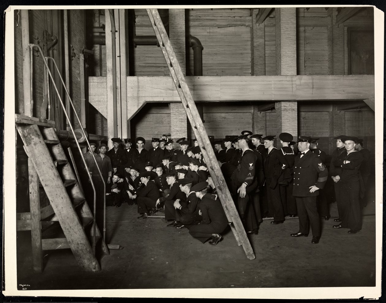 Merimiehet Yhdysvalloista "Maryland" tarkastamassa uunia Hotel Commodoressa, 1922 (hopea gelatiiniprintti) tekijältä Byron Company
