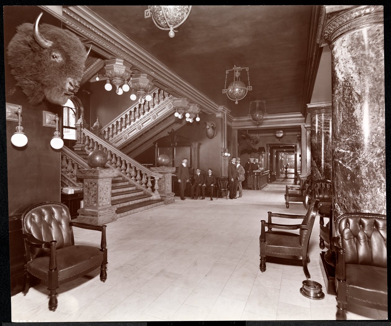 Portaikko ja aula Park Avenue -hotellissa, 1901 tai 1902 (hopeagelatiiniprintti) tekijältä Byron Company