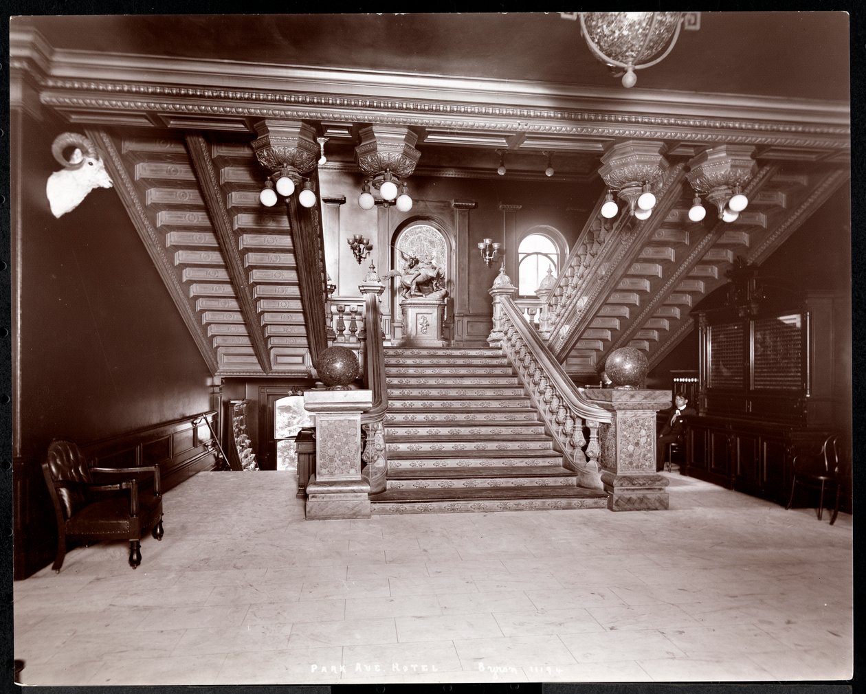 Portaat Park Avenue -hotellissa, 1901 tai 1902 (hopea gelatiiniprintti) tekijältä Byron Company