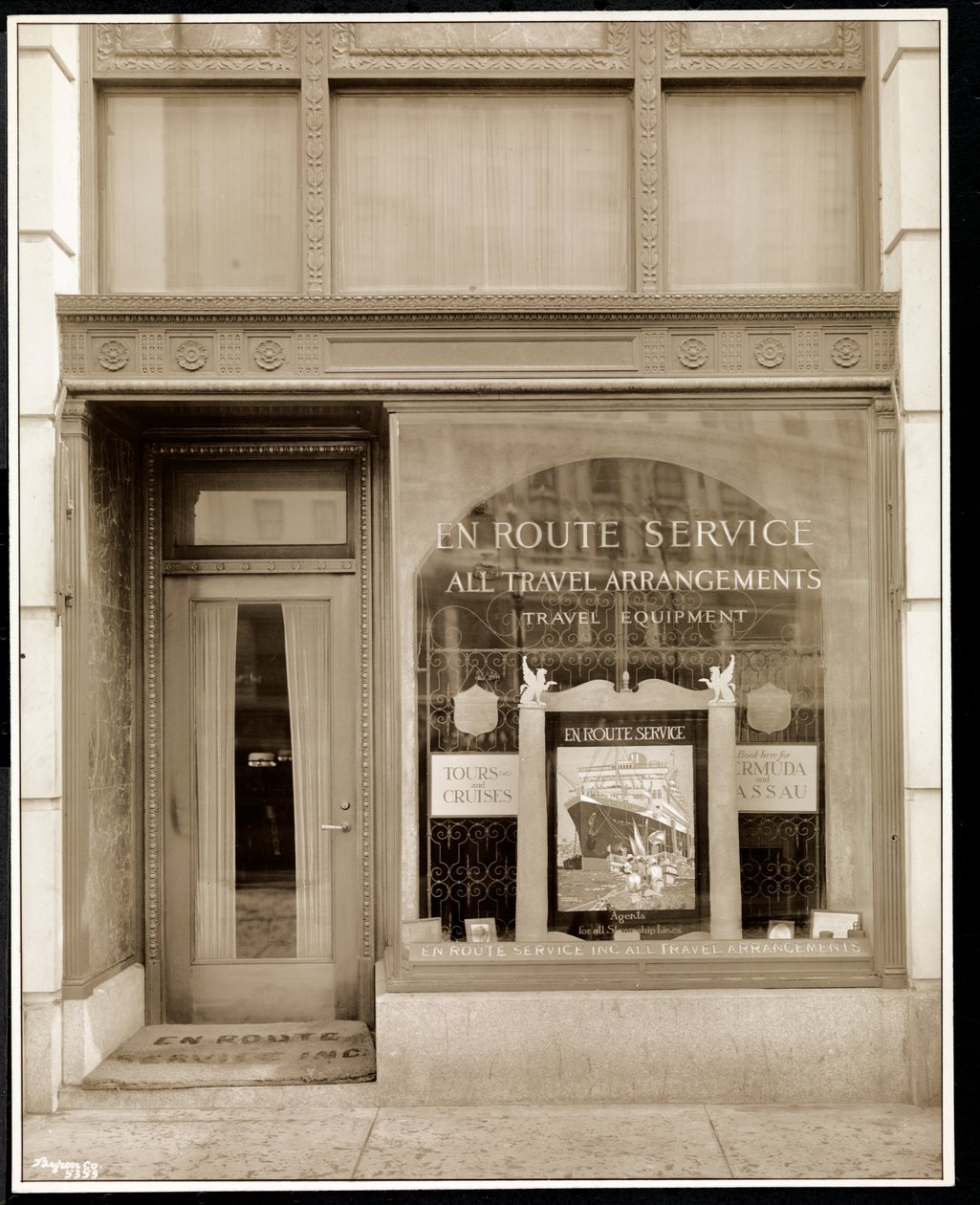 En Route Service, Inc:n myymälä Savoy Plaza -hotellissa, 59th Street ja 5th Avenue, New York, 1928 (hopeagelatiiniprintti) tekijältä Byron Company