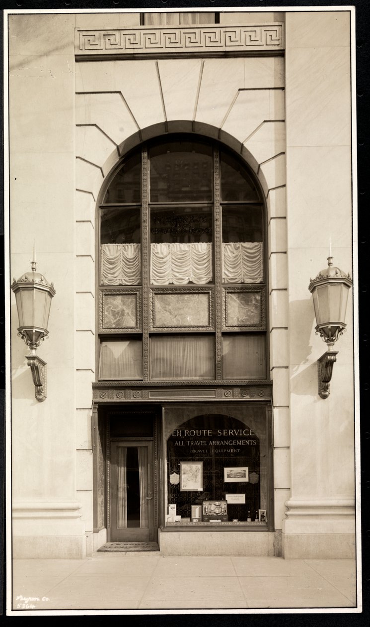 En Route Service, Inc:n myymälä Savoy Plaza -hotellissa, 59th Street ja 5th Avenue, New York, 1928 (hopeagelatiiniprintti) tekijältä Byron Company