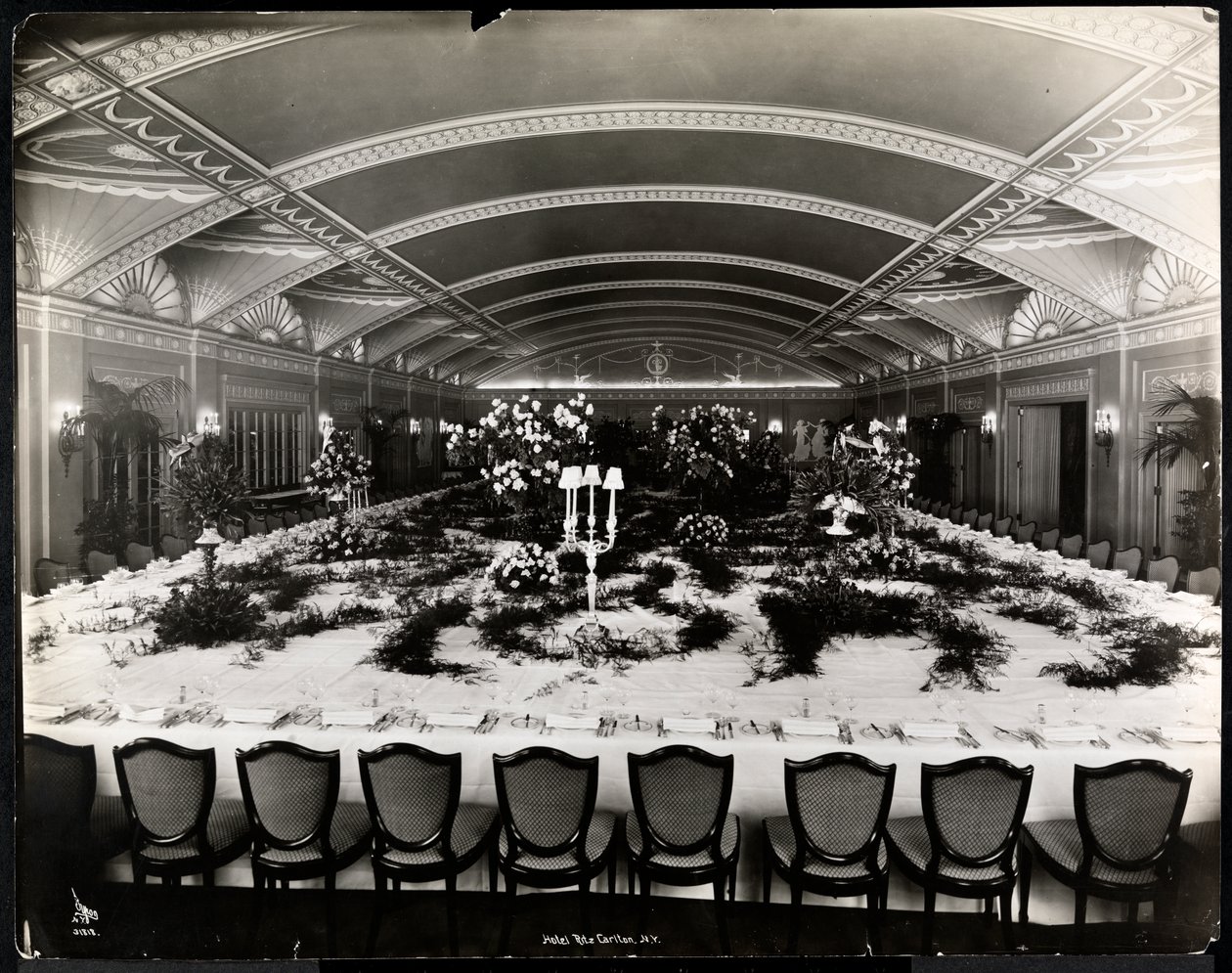 Pöytäkatta juhlaa varten Ritz-Carlton-hotellissa, 1913 (hopeagelatiiniprintti) tekijältä Byron Company