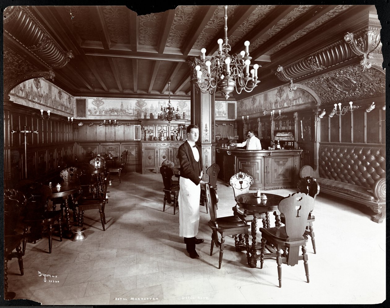 Hollantilainen huone Hotel Manhattanissa, 1902 (hopeagelatiiniprintti) tekijältä Byron Company