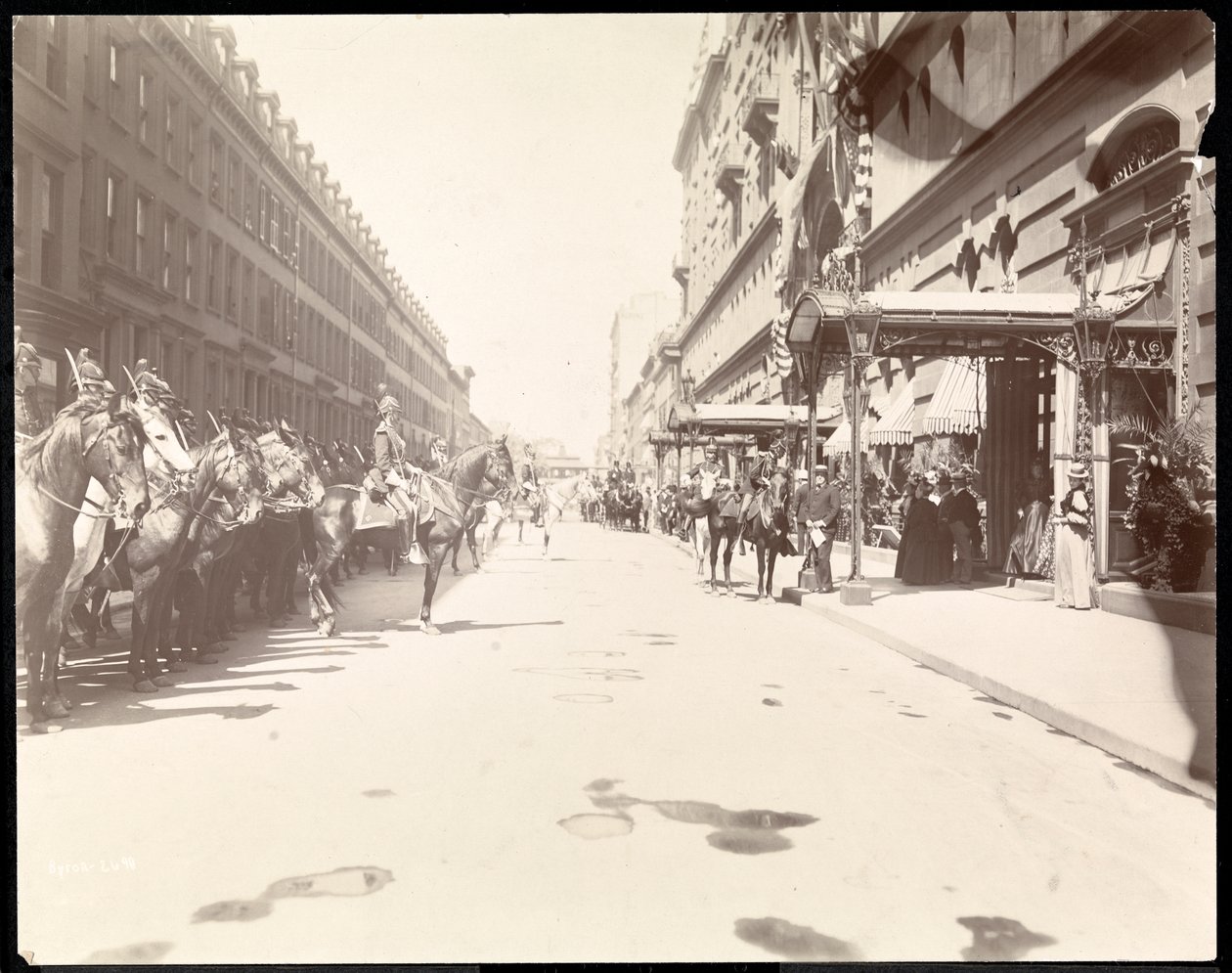 Kuvernöörin henkilökunta odottaa Li Hung Changin saapumista Waldorf Astoria -hotelliin New Yorkissa, 1896 (hopeagelatiiniprintti) tekijältä Byron Company