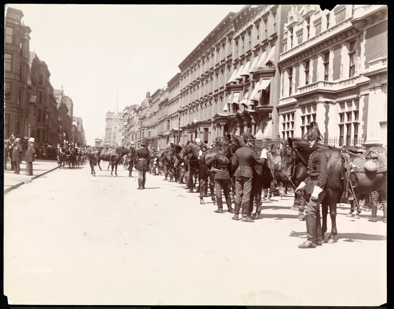 Kuvernöörin henkilökunta odottaa Li Hung Changin saapumista Waldorf Astoria -hotelliin, 34th Street, New York, 1896 (hopeagelatiiniprintti) tekijältä Byron Company