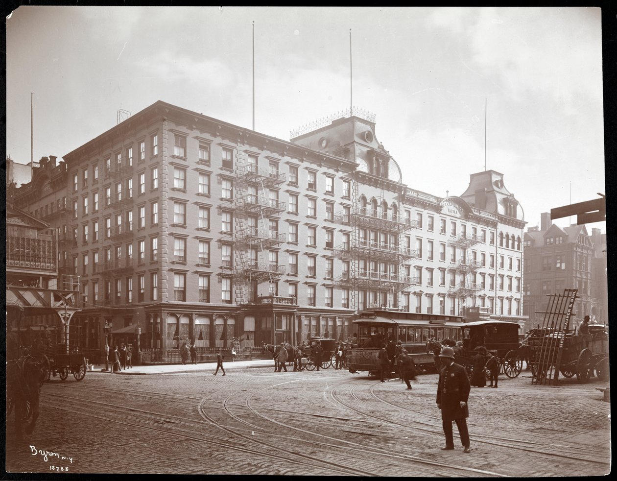 Grand Union Hotel osoitteessa 4th Avenue ja 42nd Street, New York, 1904 (hopeagelatiiniprintti) tekijältä Byron Company