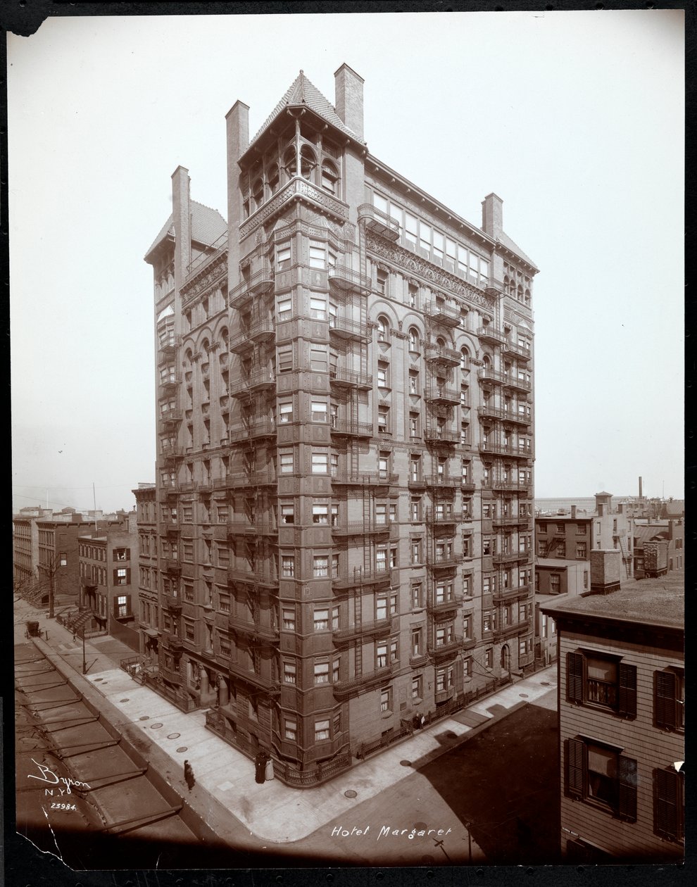 Hotel Margaret, Brooklyn, 1907 (hopeagelatiiniprintti) tekijältä Byron Company
