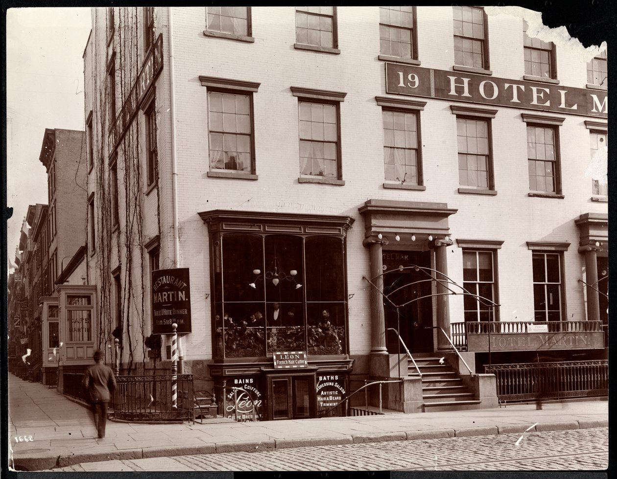 Hotel Martin 19 Lafayette Place, New York, 1896 (hopeagelatiinipaino). tekijältä Byron Company