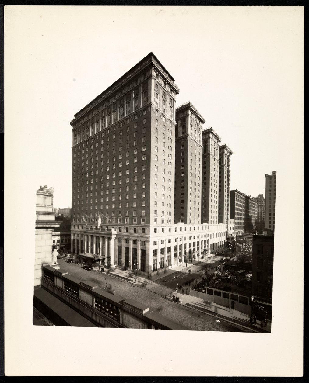 Hotel Pennsylvania, 7th Avenue ja 32nd Street, New York, 1919 (hopeagelatiiniprintti) tekijältä Byron Company