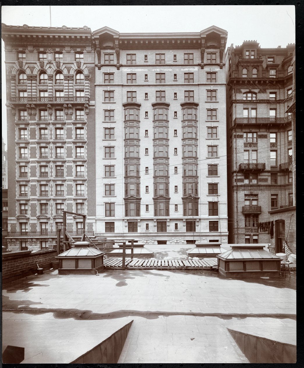 Hotel Prince George, 14 East 28th Street, New York, n. 1905 (hopeagelatiiniprintti) tekijältä Byron Company
