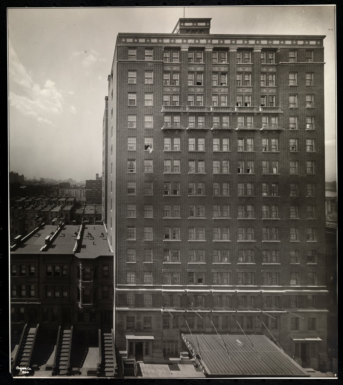 Hotel Robert Fulton, 228 West 71st Street, New York, 1920 (hopeagelatiiniprintti) tekijältä Byron Company