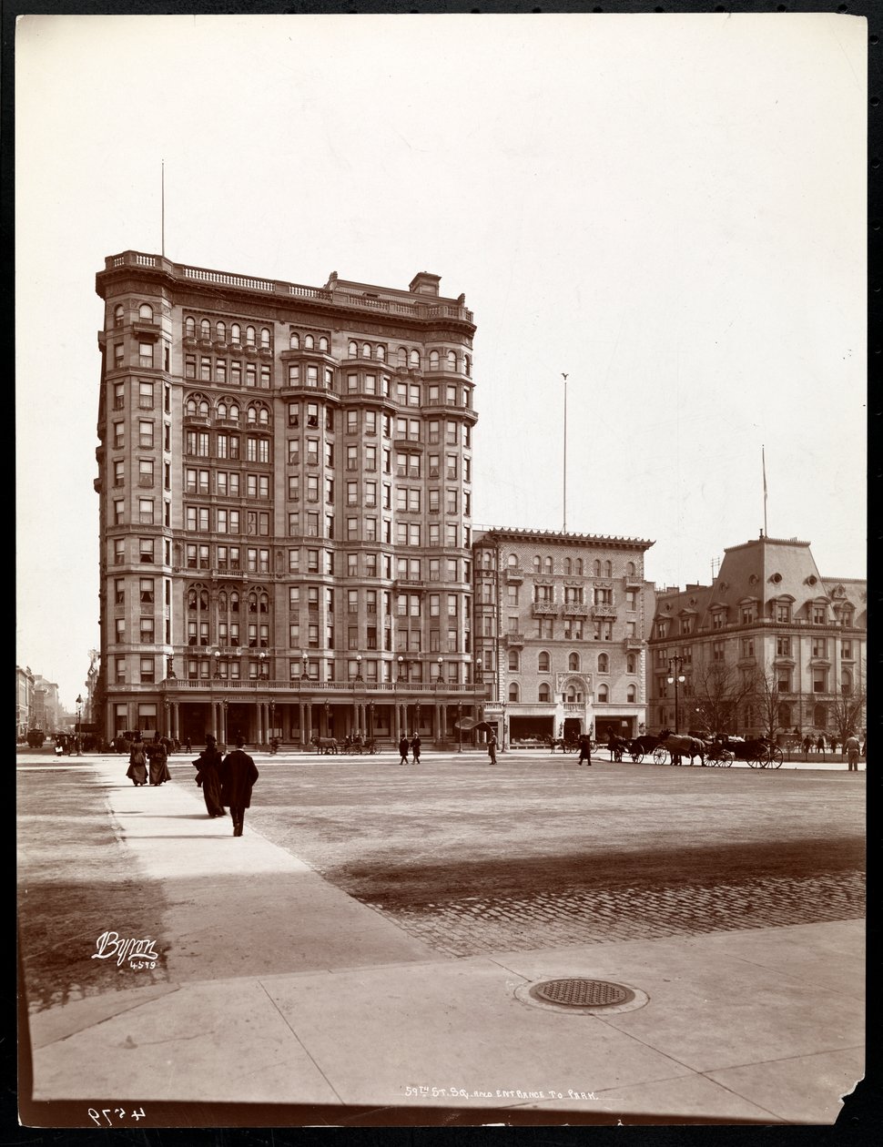 Hotel Savoy 59th Streetin ja 5th Avenuen kulmassa, näkymä Central Parkin sisäänkäynniltä, New York, 1898 (hopeagelatiinivedos). tekijältä Byron Company