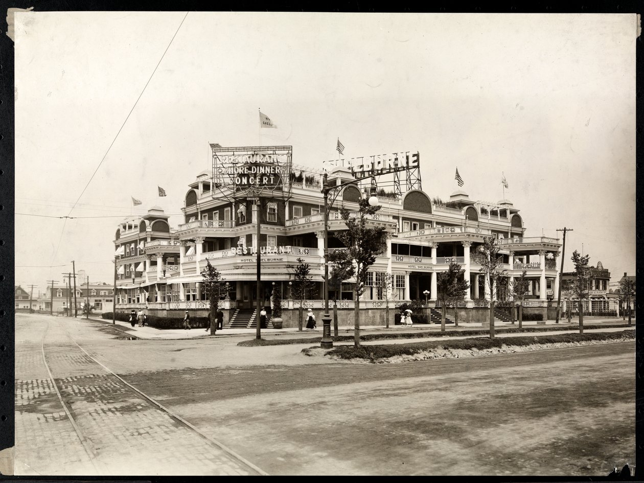 The Hotel Shelburne Sea Breeze Avenuen ja Ocean Parkwayn kulmassa, Coney Island, New York, noin 1913 (hopeagelatiinipaino). tekijältä Byron Company